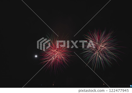 Fireworks bursting into the night sky at the Yaizu Marine Fireworks Festival held at Yaizu Fishing Port in Yaizu City (Shizuoka Prefecture) 122477945
