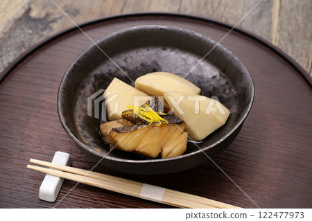 煮蝦馬鈴薯和鱈魚乾 煮蝦馬鈴薯和鱈魚乾 122477973