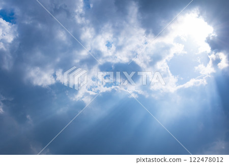 Sunlight shining through the clouds, postcard size 122478012