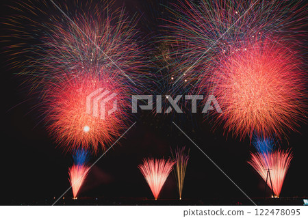在靜岡縣燒津市燒津漁港舉辦的燒津海上煙火大會上，夜空綻放的煙火 122478095