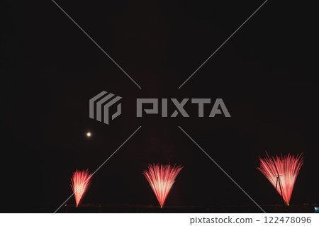 在靜岡縣燒津市燒津漁港舉辦的「燒津海上煙火大會」中，夜空綻放的煙火 122478096