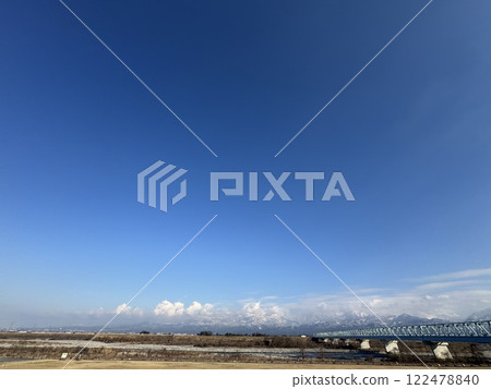 冬季的立山連峰與藍天（1月，富山縣富山市） 122478840