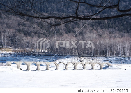 從田秀別川大橋觀景台俯瞰完全結冰的糠平湖，欣賞田秀別川大橋 122479335