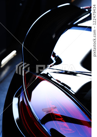 閃亮的黑色跑車尾燈 閃亮的黑色跑車尾燈 122479434