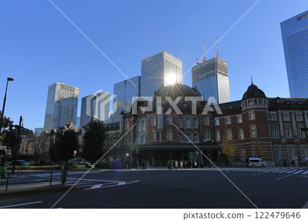 早上的東京站丸之內站大樓和東京中城八重洲 122479646
