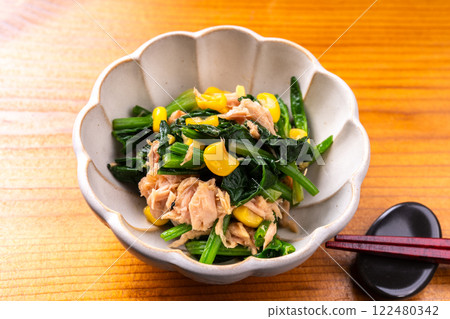 Spinach and corn with tuna Spinach and corn with tuna 122480342