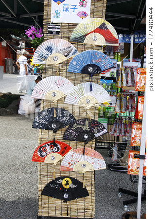參觀淺草寺是東京觀光之旅的重要部分。請在回家的路上買一份紀念品。 參觀淺草寺是東京觀光之旅的重要部分。請在回家的路上買一份紀念品。 122480444