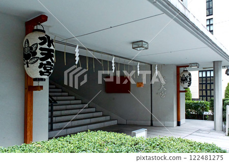 [Tokyo] Winter tour of the Seven Lucky Gods in Nihonbashi: Stairs and lanterns leading to Suitengu Shrine (Benzaiten) 122481275