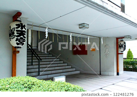 [Tokyo] Winter tour of the Seven Lucky Gods in Nihonbashi: Stairs and lanterns leading to Suitengu Shrine (Benzaiten) 122481276