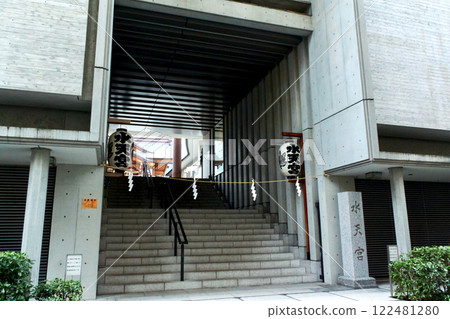 [Tokyo] Winter tour of the Seven Lucky Gods in Nihonbashi: Stairs and lanterns leading to Suitengu Shrine (Benzaiten) 122481280