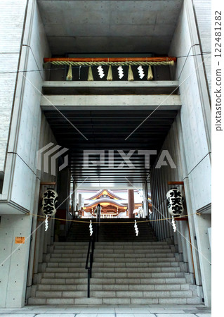 [東京] 日本橋七福神冬日之旅：通往水天宮（弁財天）本殿的樓梯與燈籠 122481282
