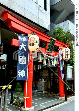 [Tokyo] Winter tour of Nihonbashi's Seven Lucky Gods: The bright red torii gates of Matsushima Shrine (Otori Shrine) (Okunijin) 122481505