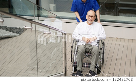 坐輪椅的老人和護理人員在樓梯處停下 122481768