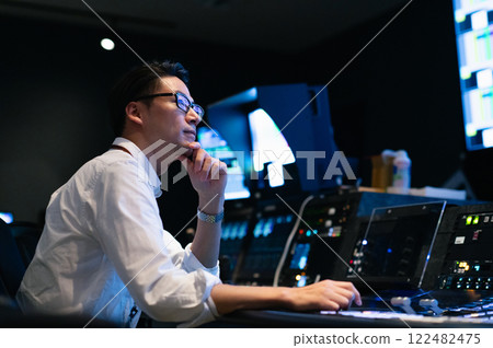 在電視台從事視訊製作的中年男子[拍攝合作：SKY Perfect Tokyo Media Center] 122482475