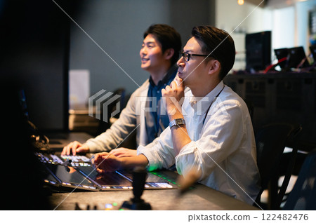 一名中年男子和一名年輕男子在電視台製作影片[拍攝合作：SKY Perfect Tokyo Media Center] 122482476