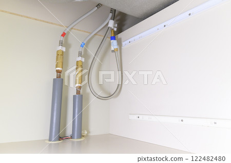 因漏水而更換後的水龍頭管路（材料更換前後） 122482480