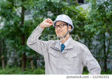 一名身穿工作服的男子在現場工作 122482832