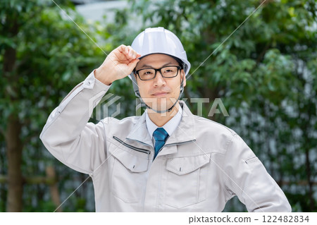 一名身穿工作服的男子在現場工作 122482834