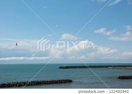 安靜的藍色大海和藍天與防波堤 122482942