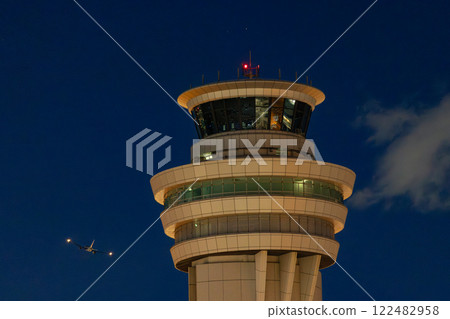 羽田機場控制塔和噴射客機起飛 羽田機場控制塔和噴射客機起飛 122482958