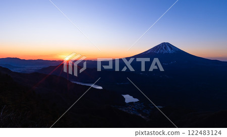 (Yamanashi Prefecture) Mount Fuji and the sunrise as seen from Mt. Odake 122483124