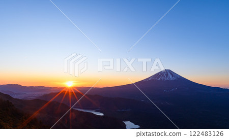 (Yamanashi Prefecture) Mount Fuji and the sunrise as seen from Mt. Odake (Yamanashi Prefecture) Mount Fuji and the sunrise as seen from Mt. Odake 122483126