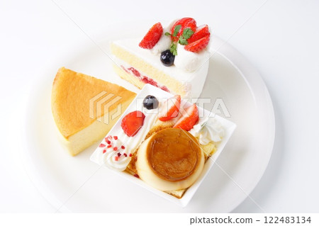 Strawberry cake, pudding, cheesecake 122483134