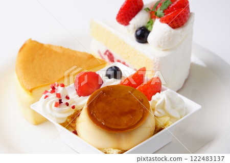 草莓蛋糕、布丁、起司蛋糕 草莓蛋糕、布丁、起司蛋糕 122483137