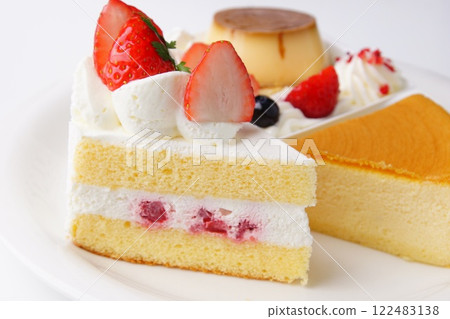 草莓蛋糕、布丁、起司蛋糕 草莓蛋糕、布丁、起司蛋糕 122483138