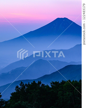 (Yamanashi Prefecture) A spectacular view of Mt. Fuji and the mountain ranges at dawn from Mt. Karagaharazuri (Yamanashi Prefecture) A spectacular view of Mt. Fuji and the mountain ranges at dawn from Mt. Karagaharazuri 122483179