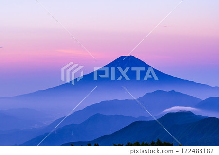 （山梨縣）黎明時分，從唐原山欣賞富士山和連綿山脈的壯麗景色 122483182