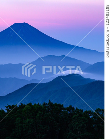 (Yamanashi Prefecture) A spectacular view of Mt. Fuji and the mountain ranges at dawn from Mt. Karagaharazuri (Yamanashi Prefecture) A spectacular view of Mt. Fuji and the mountain ranges at dawn from Mt. Karagaharazuri 122483188
