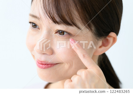 Female eyes 122483265