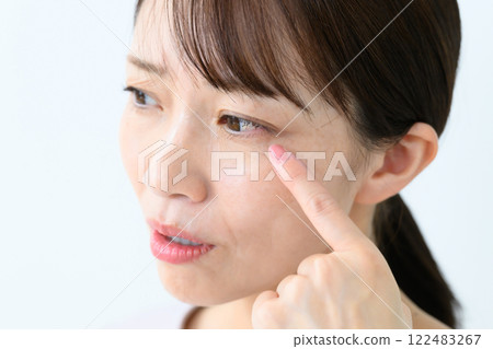Female eyes 122483267