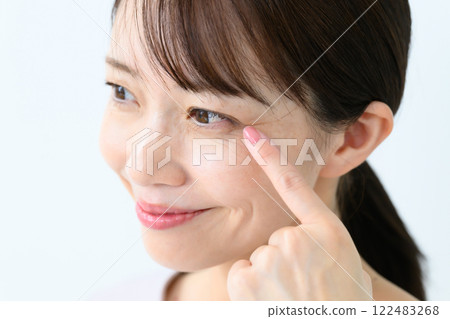 Female eyes 122483268