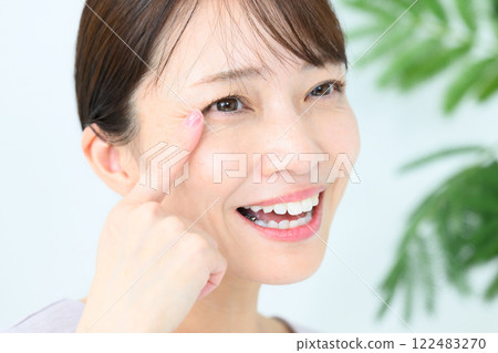 Female eyes 122483270