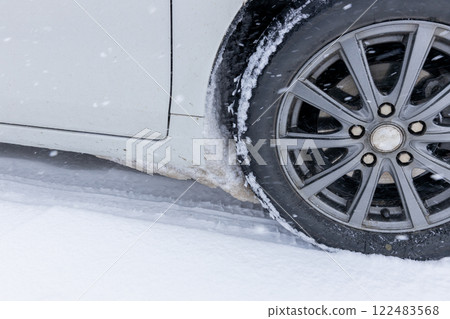 雪塊黏在輪艙上 122483568