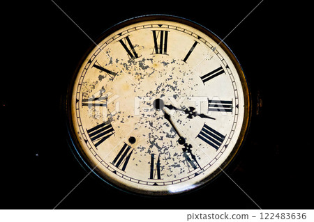 Old clock 122483636