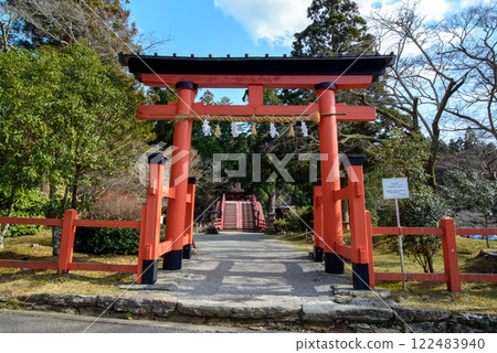 The red torii gates of Nyutsuhime Shrine 122483940