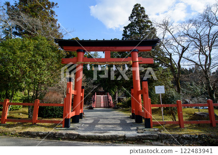 入都比実神社的紅色鳥居 入都比実神社的紅色鳥居 122483941