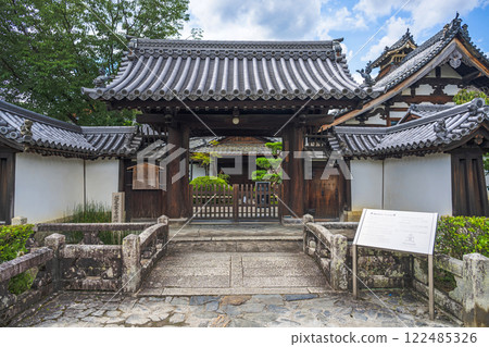 In front of the gate of Shunkoin, a subtemple of Myoshinji Temple in Kyoto In front of the gate of Shunkoin, a subtemple of Myoshinji Temple in Kyoto 122485326