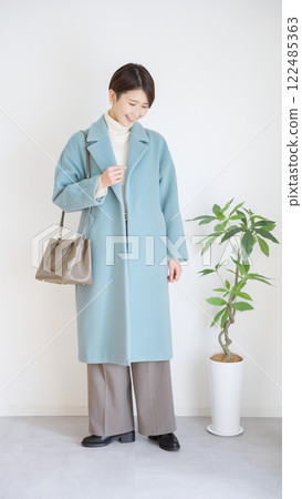 冬季女裝時尚搭配全身(肖像) 冬季女裝時尚搭配全身(肖像) 122485363