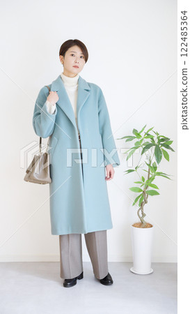 冬季女裝時尚搭配全身(肖像) 冬季女裝時尚搭配全身(肖像) 122485364