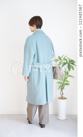 Fashion coordination of women's winter clothes, whole body (portrait) 122485367