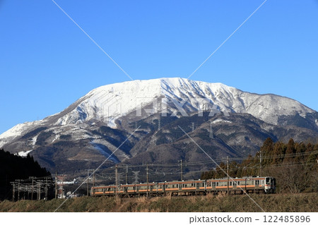 白雪皚皚的伊吹山和東海道本線311系列車 122485896