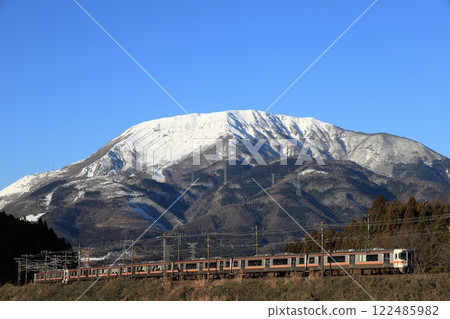 白雪皚皚的伊吹山和東海道本線313系列車 122485982