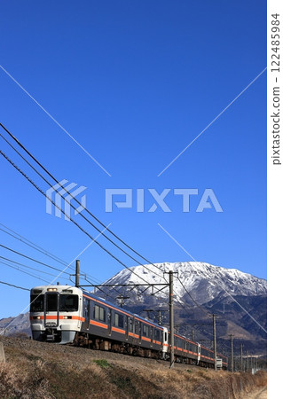 白雪皚皚的伊吹山和東海道本線313系列車 122485984