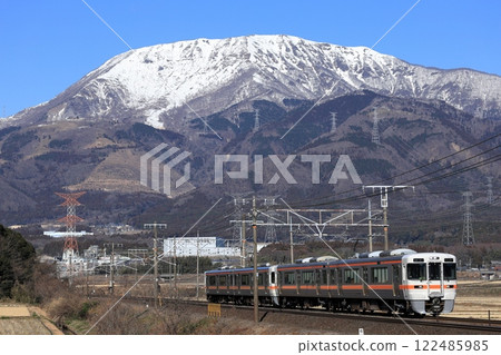 白雪皚皚的伊吹山和東海道本線313系列車 122485985