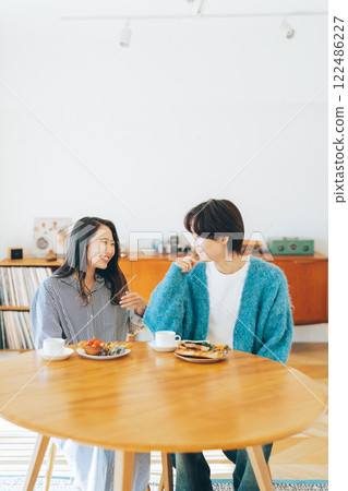 一對年輕夫妻正在吃飯 122486227