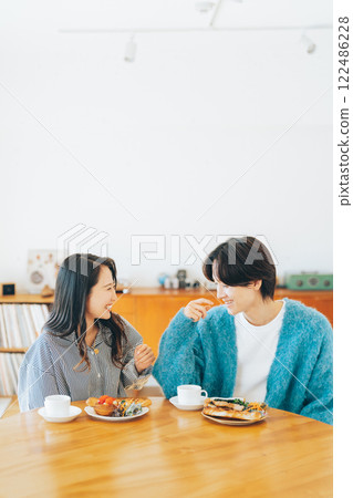 一對年輕夫妻正在吃飯 122486228